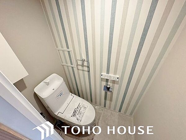 お手入れがラクできるフチなし形状、しっかり節水し、しっかり洗浄&amp;静かな洗浄音をツイントルネード洗浄で、少ない水でもしっかり洗浄。もちろんウォシュレット&amp;ウォームレットになっております。