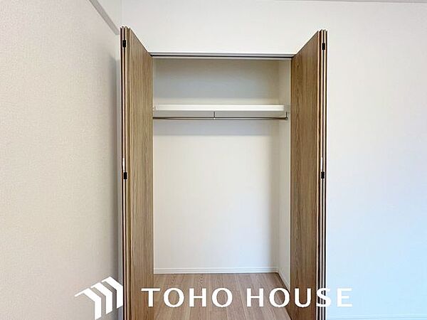 心と体をゆったりと安らげる主寝室。寝室のゆとりが大きい分だけ、暮らしの安らぎは深まります。一日の疲れを癒すだけでなく、ご夫婦の親密な語らいを紡ぎ出します。