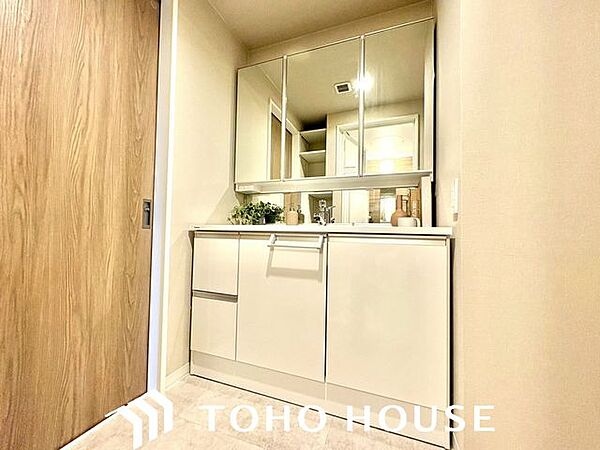 十分な大きさの洗面台は、身だしなみチェックや歯磨きなど、朝の慌ただしい時間でもホテルライクなスペースで余裕とゆとりを感じて頂けます。
