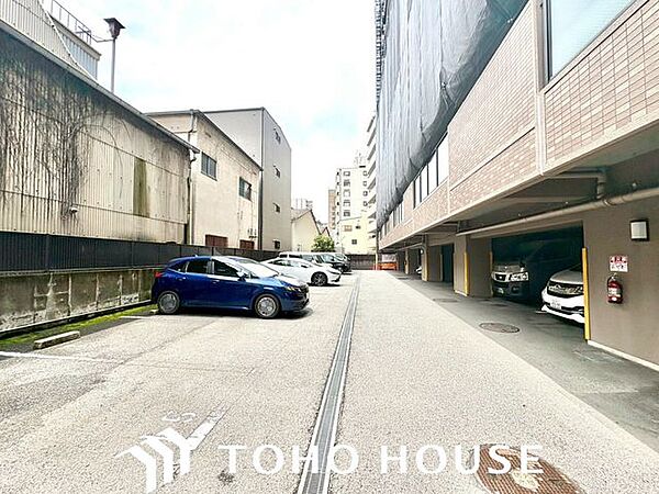スペースを広めに確保しているため、大型車、運転、駐車が苦手な方でも安心してとめられます。
