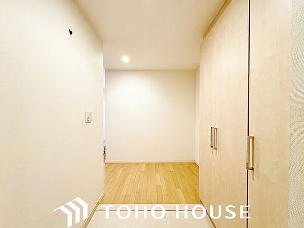 靴が散らかりがちな玄関には天井まで高さのあるシューズボックスを設け、整理整頓された空間を保てそう。可動棚になっていますので、長靴やブーツもスッキリ片付きます。