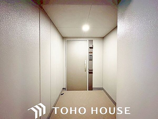 「行ってきます」と「ただいま」は、この玄関から始まります。清潔感のある空間を保てるよう、収納スペースを広く設けておりますので、たくさんある靴もすべて収納して頂け、玄関をスッキリ綺麗な空間に纏めます。