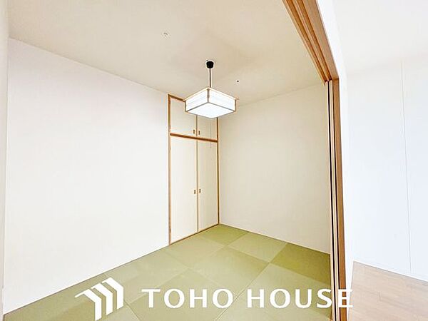 風の通り道。舞い込んでくる風が優しく躍り、室内に爽やかな空気を運んでくる。そこに季節の息吹を感じて、いまがどんな季節なのかを実感する。