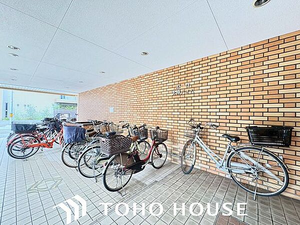 大切な自転車が雨に濡れにくい、しっかりとした屋根付き駐輪場。サビや劣化を防げるのは嬉しいポイントです。