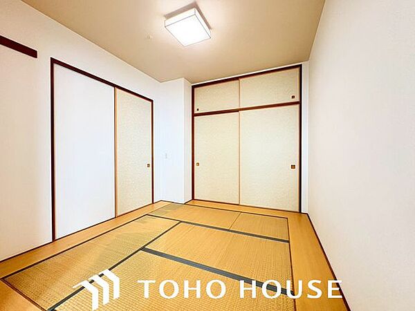 白を基調とした壁紙と明るい木目の建具が、モダンで洗練された印象を与えます。タワーマンションの洋風な空間にも自然に馴染む、明るく清潔感のある和室です。和の趣を感じながら快適にお過ごしいただけます。