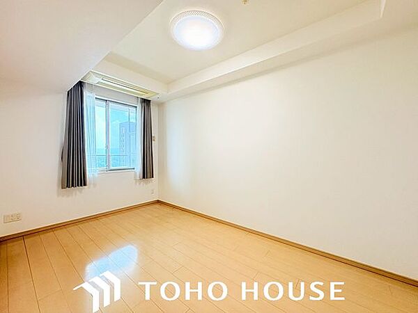 心と体をゆったりと安らげる主寝室。寝室のゆとりが大きい分だけ、暮らしの安らぎは深まります。一日の疲れを癒すだけでなく、ご夫婦の親密な語らいを紡ぎ出します。
