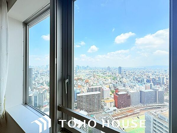リビングからの大きな窓に加えて、独立した出入り口のドアも備えられており、室内とバルコニーの行き来がスムーズ。一時的なゴミの仮置きや、お掃除の際の水汲みなど、生活に密着した便利な使い方が可能です。