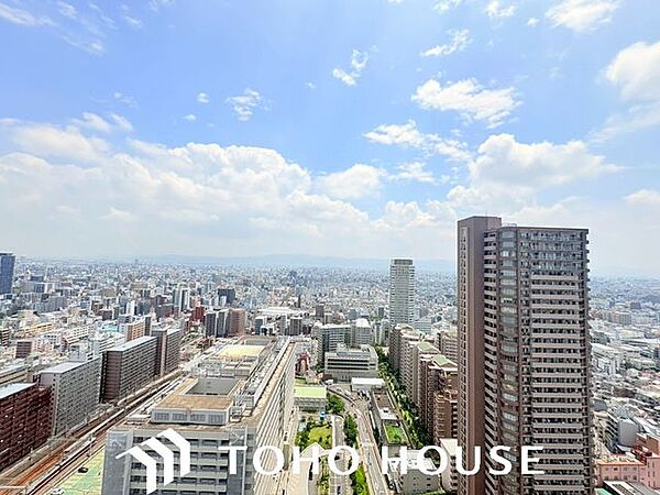 タワーマンション34階ならではの圧倒的な眺望が最大の魅力。視界を遮るものが少なく、大阪の都市風景から遠くの山々まで、どこまでも広がる大パノラマと広い空を独り占めできる贅沢な特等席です。