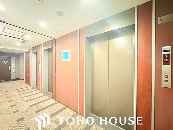 天候に左右されず、プライバシーも守られるホテルライクな内廊下設計。足音が響きにくいカーペット敷きで、静かで落ち着いた上質な住環境を提供します。高級感あふれる日常を演出する空間です。