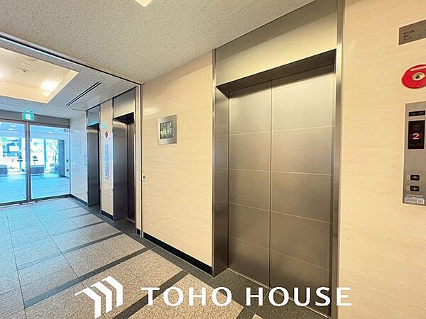 複数台のエレベーターが並んで設置されており、朝の通勤・通学など混雑する時間帯でも待ち時間を軽減。タワーマンションの高層階でも、毎日ストレスフリーでスムーズな移動が可能です。
