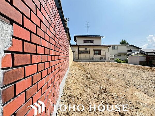 方角や時間帯の違いで日当たりがどう変化するか、周辺の道路や学校、お店や道路 の音など、家の中で静かに過ごせるかチェックできるのも、完成済みならでは。