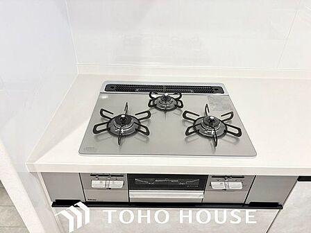 お料理をされる方には3口のコンロは必要不可欠になりますね。グリルもしっかり付いてますので美味しくお魚も焼けちゃいます。