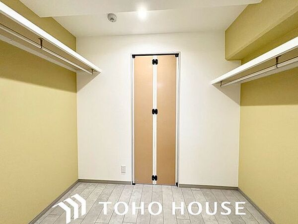 たくさんの洋服をかけてもシワになりにくいウォークインクローゼット。洋服以外にも、普段使わない家電やスーツケース、ストック品など何でも片付く嬉しい空間です。