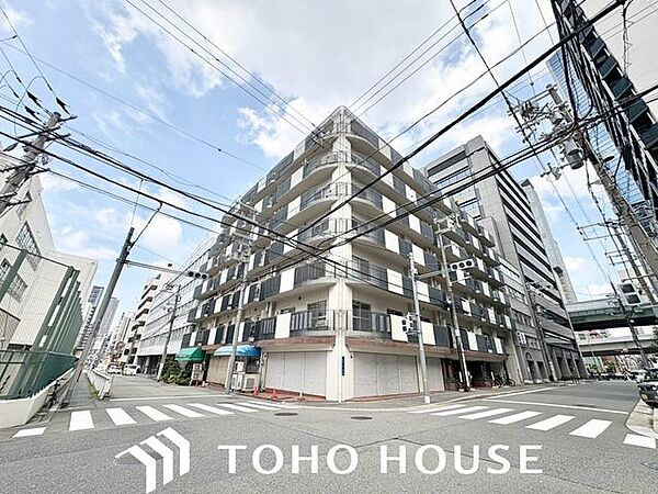 街に溶け合う美しい景観を生みだしているにも関わらず、採光や風通しを考えて設計された間取り。近隣との視線を考え、街全体で調整される窓位置。外観だけでなく、そこに住まうご家族の心地よさを最優先しました。