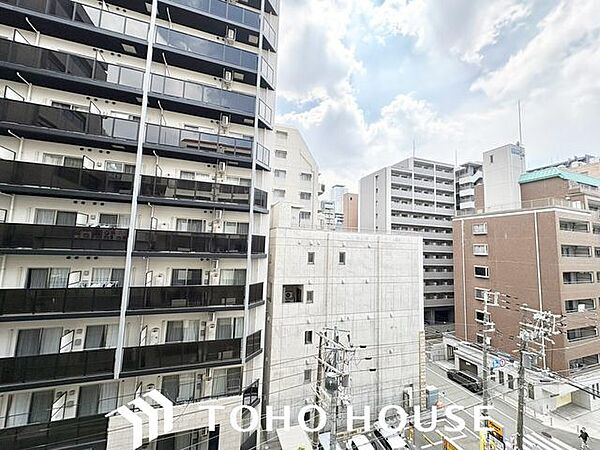 バルコニーからは開けた眺望を楽しむ事が出来る。光が注がれる青い空から鮮やかに赤色にゆっくりと染まり、漆黒に瞬く星を見上げる。そんな優しい時間がここでは流れてゆく。家族の笑顔が集まる空間。
