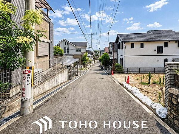 南に向かって下り坂の前面道路。ひな壇宅地のため、陽当たり、眺望の良さが期待できます♪