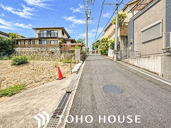 北向きに撮影した現地前面道路です。車通りが少ないので、お車の駐車もゆっくりと楽に行っていただけます。