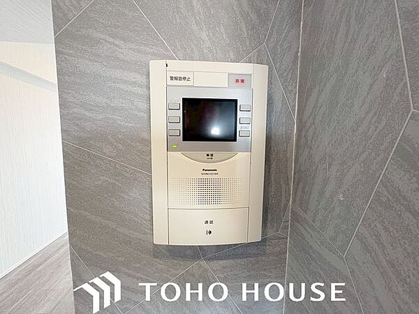 今はほとんどの新築住宅で採用されているモニターフォンで来客の際にはモニターを通して相手を確認でき防犯面も高まります。最近は来客者の録画・録音：録画・録音ができるタイプもある。