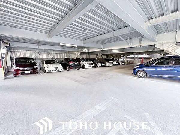 屋内や屋根のある駐車場でしたら風雨を避けて乗り降りができ、車自体も汚れにくいでしょう。