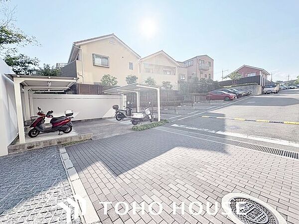 広さがしっかり確保された敷地内バイク置き場。住まう方々に不便を感じさせないような、配慮が垣間見えます。