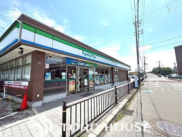 ファミリーマート茨木三島中学校南店 徒歩2分。 160m
