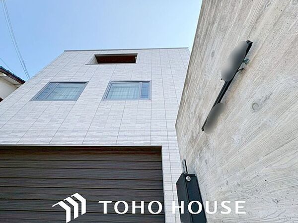 住む人を映し出す洗練された佇まいは、いつまでも輝き続けながらいつしか街の風景に溶け込んでいきます。