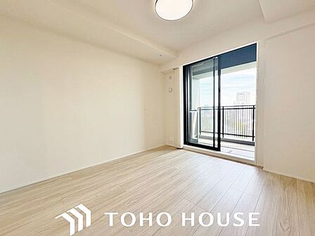 一日の疲れを癒やすのにふさわしい、落ち着いた雰囲気が魅力の洋室。十分な居住性を確保しており、ベッドを配置しても圧迫感を感じにくいため、ご家族がゆったりとリラックスして過ごせる設計です。