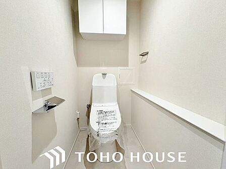 ホワイトを基調とした、清潔感あふれるシンプルなトイレ空間。限られたスペースながらも、お手入れのしやすい床材やクロスが採用されており、日々の掃除がスムーズに行える機能的な造りに仕上がっています。