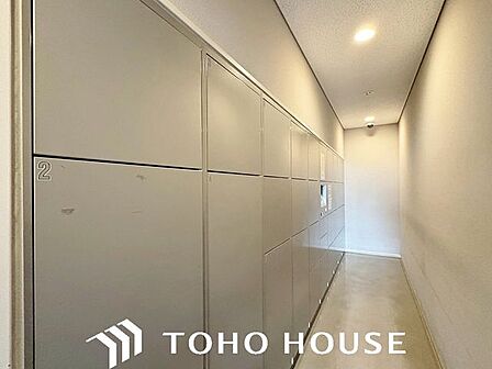 お仕事でお帰りが遅い方にも、ご夫婦でお仕事されている方にも、確実にお荷物の受け取りが出来るので安心です。住まう方への配慮が行き届いた人気商品です。