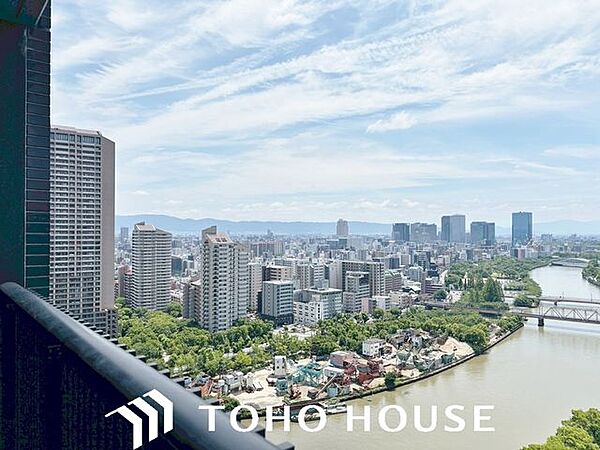 前面に極端な遮蔽物がなく、程よい開放感を確保した窓からの眺望。外からの視線が直接気になりにくい配置（または距離感）が保たれており、室内にいながら周囲の落ち着いた住環境を確認できる安心の景色です。