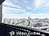 その他：日々の暮らしに心地よいゆとりを与えてくれる、窓からのスッキリとした景色。空を近くに感じられる開放感があり、日中は室内に明るい光をもたらすため、天候や季節の移り変わりを身近に実感できる眺望です。