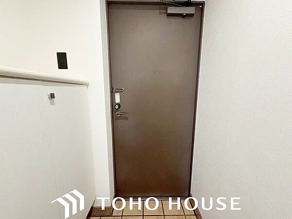 広々とした玄関には拘りました。毎日、みんなを見送り、そして迎え入れる場所だから。ダウンライトを使用しお洒落に演出。帰りたくなる家をテーマに設計してみました。いつも「人」と「家」の間に…。