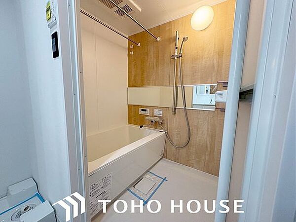 奥行きが深く、しっかり足を伸ばせる浴槽。一日の疲れも癒されます。入浴剤やバスオイルを入れて普段より贅沢な時間をお過ごしください。