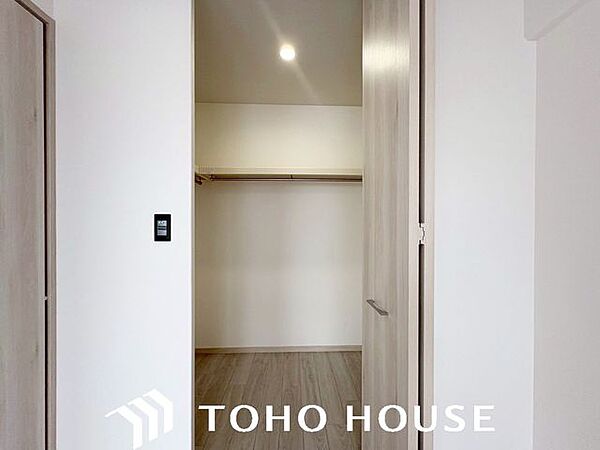 「あとちょっと収納があれば」、「ここにも収納が欲しいな」・・・誰もが一度は悩まれたご経験があるのではないでしょうか。住まう方に、より良い空間をと創造された邸宅は、住み心地の良い空間に仕上がっています。