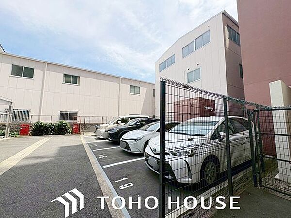 マンション内に駐車場を完備していますので、お休みの日のお出かけや通勤にも便利です