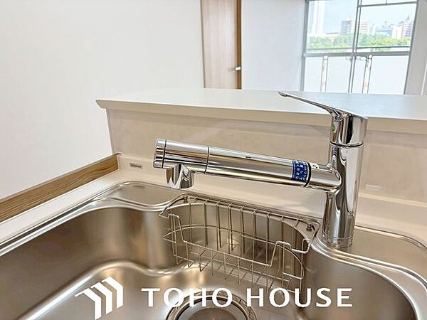 ボタンひとつで浄水と原水に切り替えられる浄水器一体型水洗を使用。お米を炊いたりする際には浄水機能をつかうこともできて、人気の商品です。