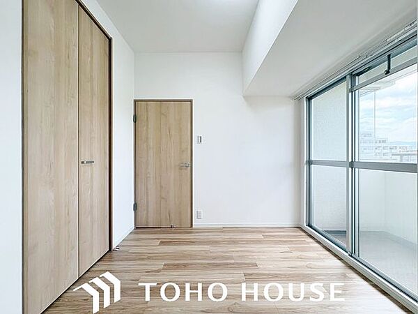 住まう方自身でカスタマイズして頂けるように「シンプル」にデザインされた室内。家具やレイアウトでお好みの空間を創り上げられます。
