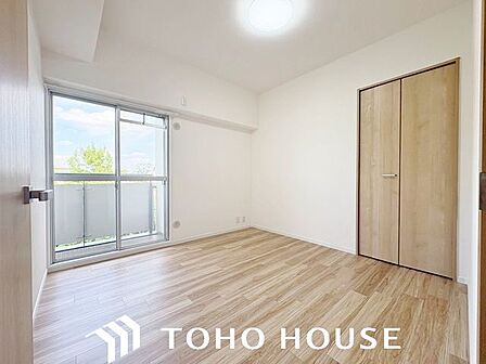 クローゼットには洋服や本を収納できるので、お部屋はすっきり広々と使うことができます。お好みの家具を自由にレイアウトしてください。