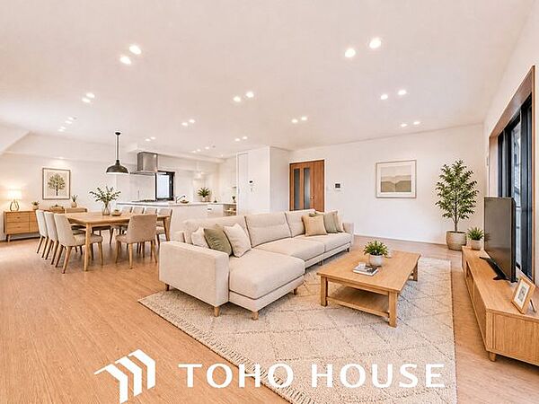 30.8帖のLDK！9階最上階南西角部屋。このお部屋からは180度を超えるパノラマの眺望をお楽しみいただけます。（※画像の家具、家電、植物等はバーチャル生成されたもので、実際のお部屋にはございません）