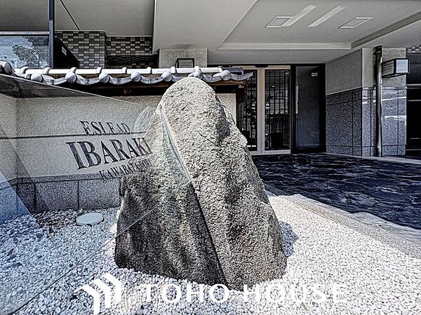 マンションエントランスとロビーは「和」テイストに整えられており、ホテルライクで上質な趣きが感じられます。