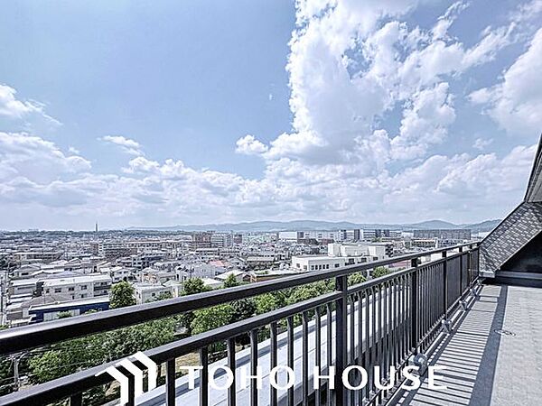 西側バルコニーからは箕面方面の北摂山系を遠望します。