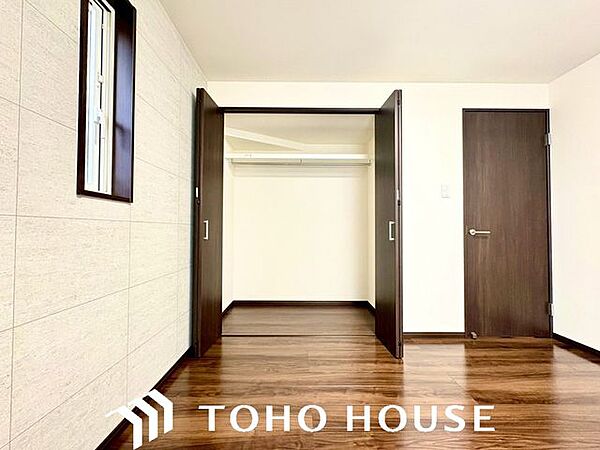 1F洋室。居室にはクローゼットを完備し、自由度の高い家具の配置が叶うシンプルな空間です。お子様の成長と必要になる子供部屋を与えるにはぴったりの間取りですね。