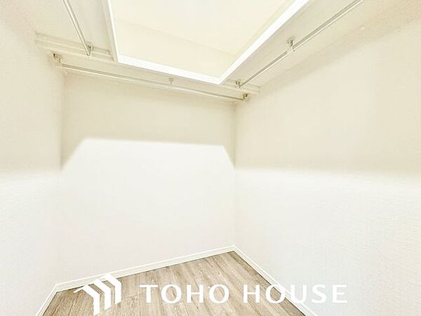 たくさんの洋服をかけてもシワになりにくいウォークインクローゼット。洋服以外にも、普段使わない家電やスーツケース、ストック品など何でも片付く嬉しい空間です。