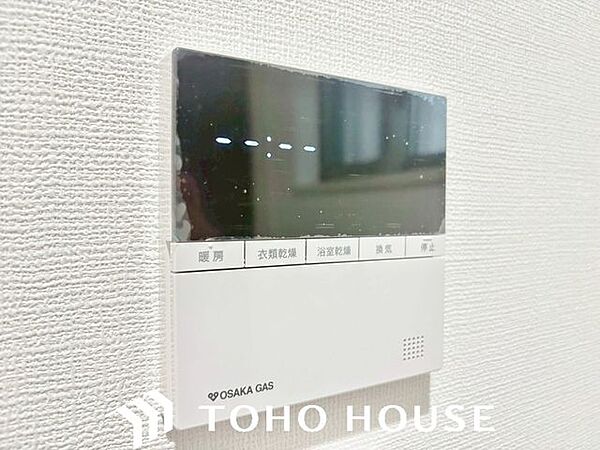 寒い日に予め浴室を暖めておく事によって、ヒートショックを防ぎます。夏の暑い日には涼風で浴室を快適に保ちます。洗濯物の乾燥機としてもお使いになって頂けますので、雨の日のお洗濯物も安心ですね。