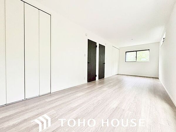 風の通り道。舞い込んでくる風が優しく躍り、室内に爽やかな空気を運んでくる。そこに季節の息吹を感じて、いまがどんな季節なのかを実感する。
