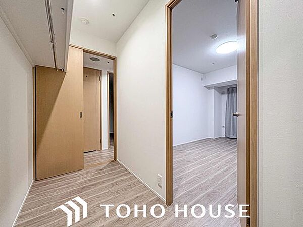 主寝室側と廊下から、2方向から出入りのできるウォークスルークローゼットはかなりの大容量です。