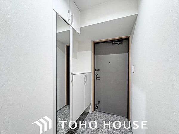 玄関にはトールタイプのクローゼットが用意されており、収納もたっぷり可能です。