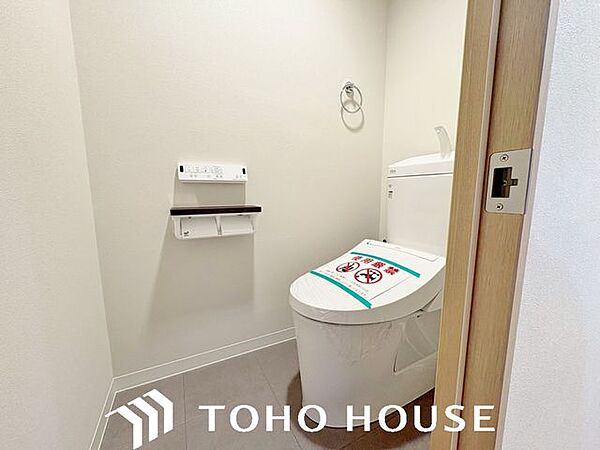 ホワイトを基調とした、清潔感あふれるシンプルなトイレ空間。限られたスペースながらも、お手入れのしやすい床材やクロスが採用されており、日々の掃除がスムーズに行える機能的な造りに仕上がっています。
