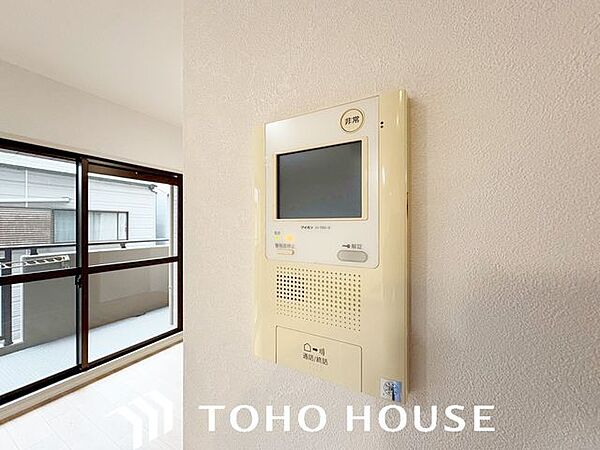 「見える安心」をカタチにしました。　誰が来てもわかる様にモニター付きインターホンを設置。快適と安らぎを合わせた優しい設計。外出時にも便利な録画機能を標準完備。