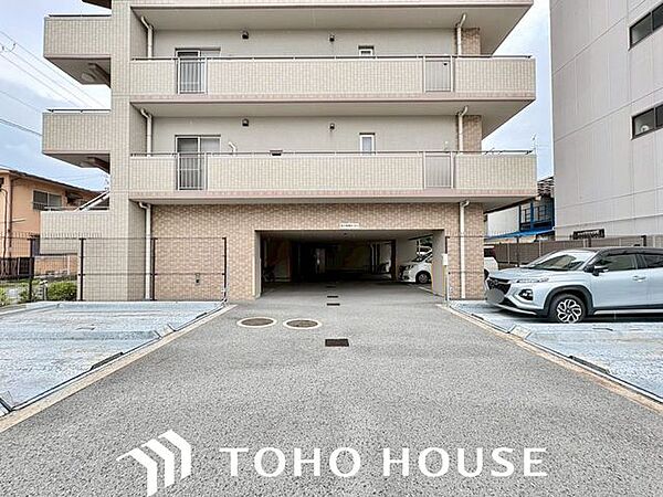 スペースを広めに確保しているため、大型車、運転、駐車が苦手な方でも安心してとめられます。